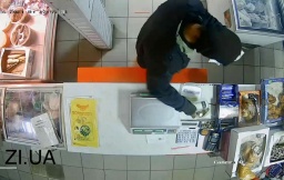 В Константиновке неизвестный ограбил магазин: видео