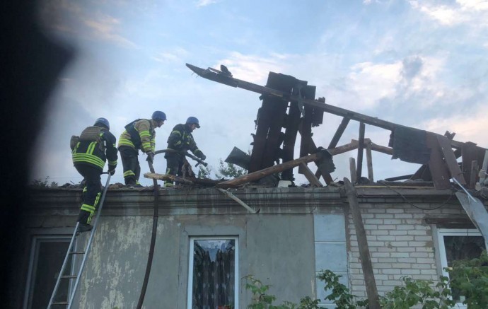 Спасатели Константиновки тушили пожар после обстрела
