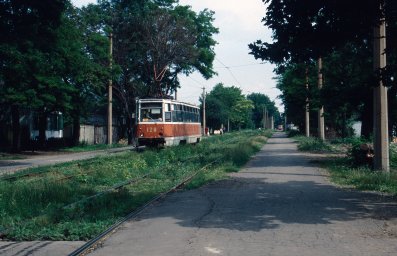 Трамвайний шлях по вулиці Шевченка: Вагон №128 прямує до &laquo;Школи-інтернату&raquo; (червень 1992)