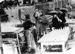 Работницы отбирают бутылки, выходящие из закальной печи. 1927