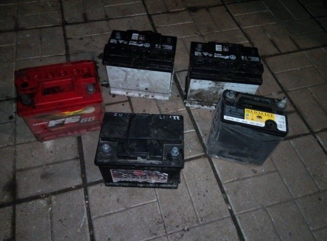 Полицейские Константиновки задержали похитителей аккумуляторов