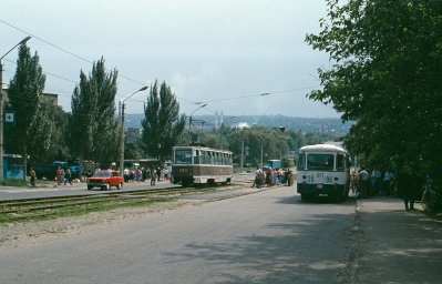 Транспортне перехрестя епох: ЛіАЗ-677 та трамвай 71-605 на вулиці Бєлоусова (1992 рік)