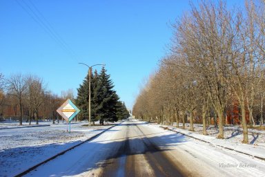 Зимова перспектива: Вулиця Ціолковського у сонячному інеї
