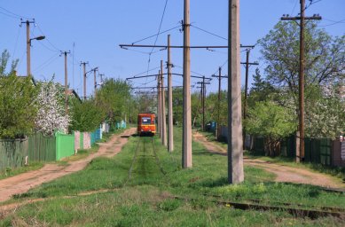 Трамвайная весна на улице Дружковской: Вагон №001 на пути через цветущие сады