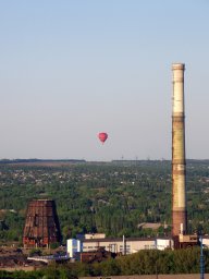 Індустріальний пейзаж та мирне небо: повітряна куля над правобережною Костянтинівкою