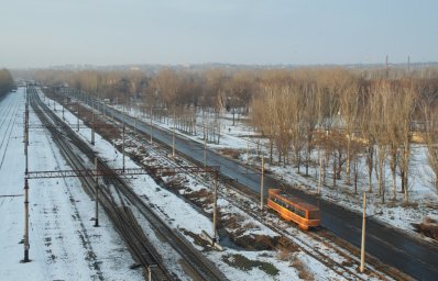 Трамвай паралельно магістралі: Зимовий рейс вагона №001 вздовж залізниці