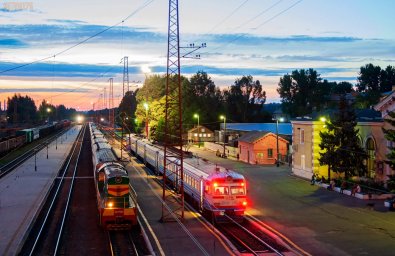 Зустріч на коліях: тепловоз ЧМЕ3-1268 та електропоїзд ЕР2Т-7112 у Костянтинівці