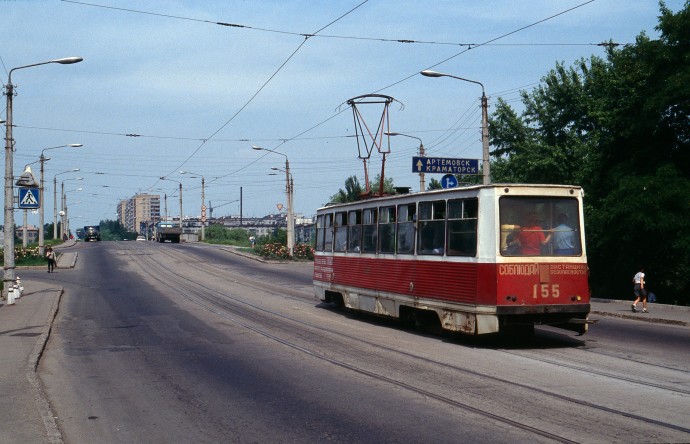 Трамвай біля &laquo;Бутилянки&raquo;: Вагон №155 перед Північним шляхопроводом (червень 1992)