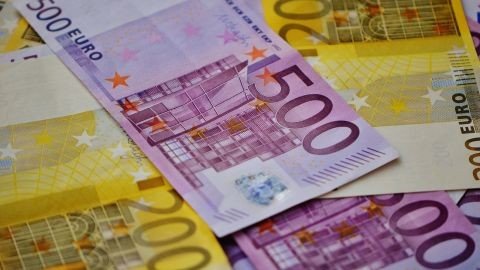 
НБУ укрепил гривну к евро и злотому: курсы валют на 13 апреля
