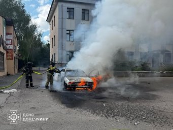 ГСЧС ликвидировала пожар после вражеского удара по Константиновке: погибли два человека