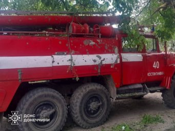Ворог атакував Костянтинівку дронами: пошкоджено пожежну техніку та житловий будинок