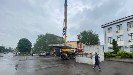 В Константиновке устанавливают бетонные укрытия на остановках (ФОТО)