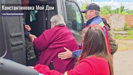 Эвакуация из Константиновской громады: полиция вывозит людей из-под обстрелов
