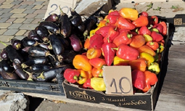 На «хитром» рынке в Константиновке цены дешевле из-за обилия овощей