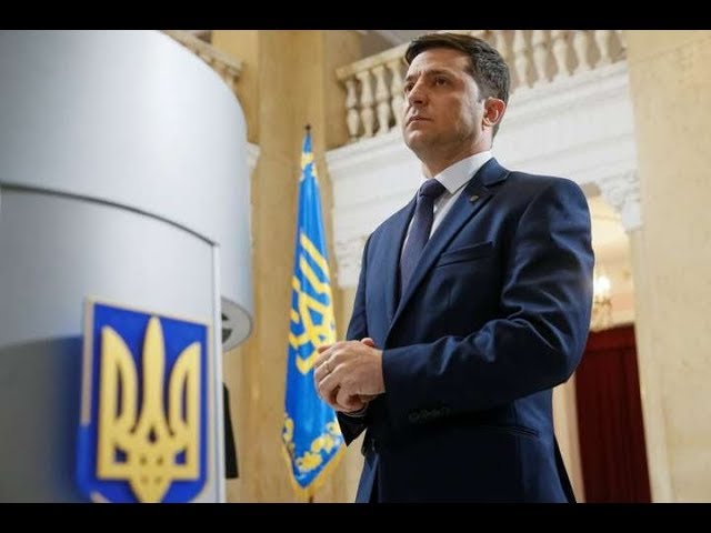 В окружении Зеленского всерьез обсуждается идея написать новую Конституцию Украины - политолог