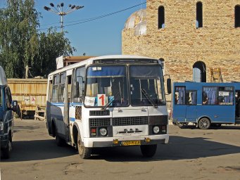 Городской автобус №1 (ПАЗ-3205) на Привокзальной площади. 18 июля 2013 г.