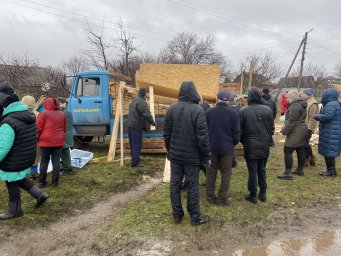 Константиновка: пострадавшим от обстрелов жителям передали строительные материалы