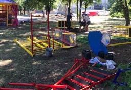 В Константиновке устанавливают новую детскую площадку