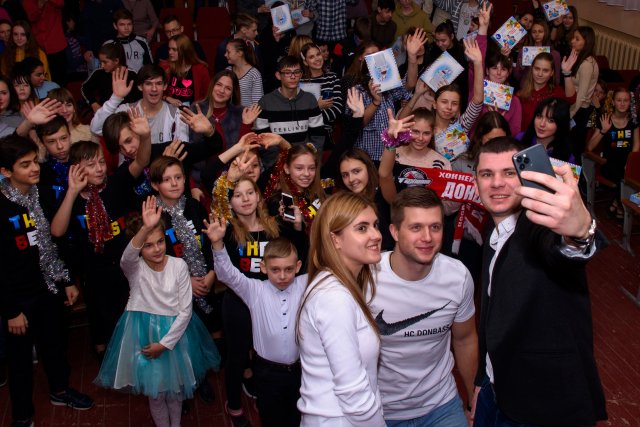 Борис Колесников – детям Донбасса: в День Николая 61 000 школьников получили сладкие подарки