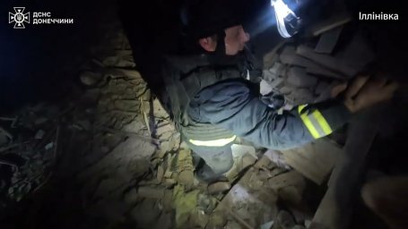 Авіаудар Іллінівкою: рятувальники деблокували з-під завалів 2 людини...