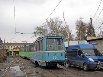 Трамвайна зчіпка №004&ndash;005 на зупинці &laquo;Залізничний вокзал&raquo;: квітень 2015 року