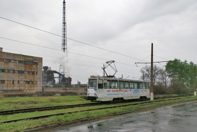 Трамвайна весна в промзоні: Вагон №004 на тлі велетенської труби Хімзаводу