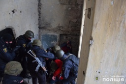 В Константиновке полицейские провели учебную спецоперацию по задержанию вооруженных преступников
