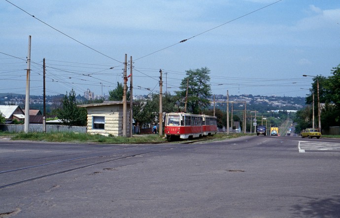 Трамвайна сцепка на перехресті епох: Вагон №167 біля диспетчерської (червень 1992)