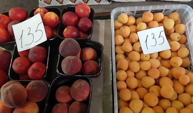 В Константиновке персики и абрикосы дешевле клубники