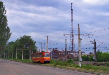 Трамвай на фоні велетнів індустрії: Вагон №001 біля Хімзаводу на вулиці Леніна (нині &mdash; Олекси Тихого)