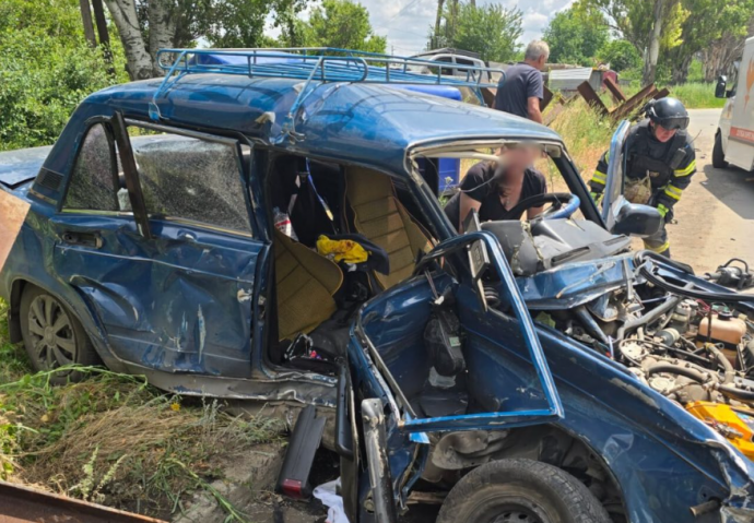 Рятувальники деблокували жінку з понівеченого авто після ДТП у Костянтинівці